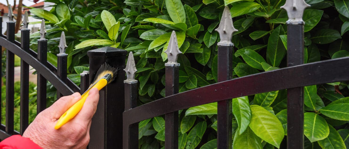 malowanie metalowego ogrodzenia