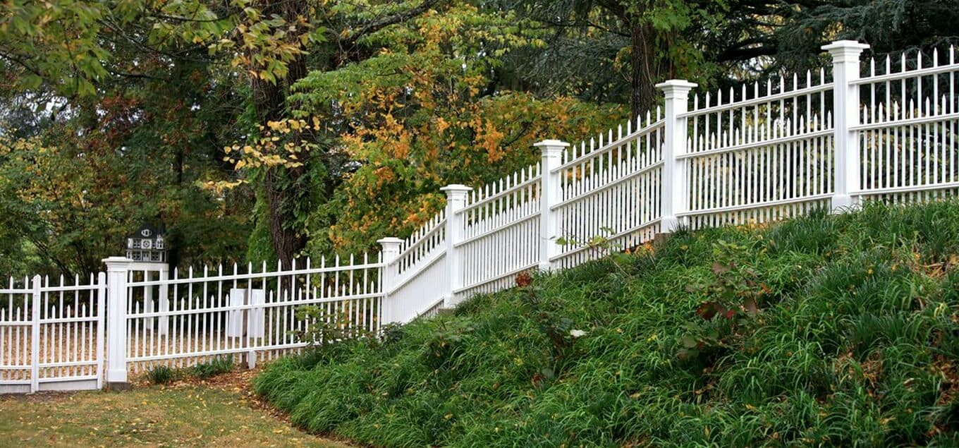 ogrodzenie na nierównym terenie