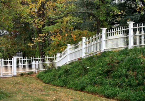 ogrodzenie na nierównym terenie