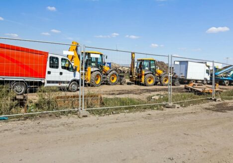 maszyny budowlane za ogrodzeniem tymczasowym