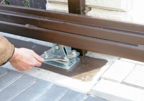 montaż bramy przesuwnej