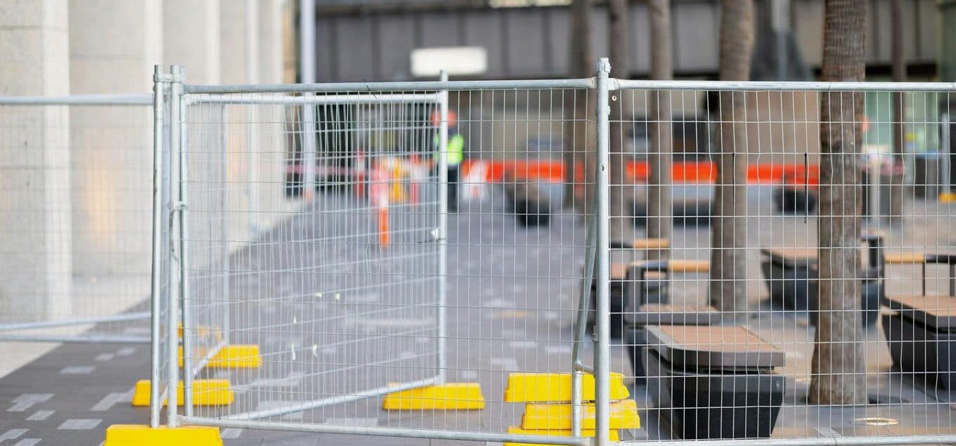 ogrodzenie tymczasowe na chodniku