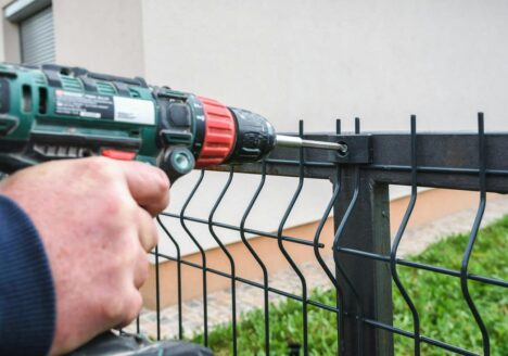 montaż ogrodzenia panelowego