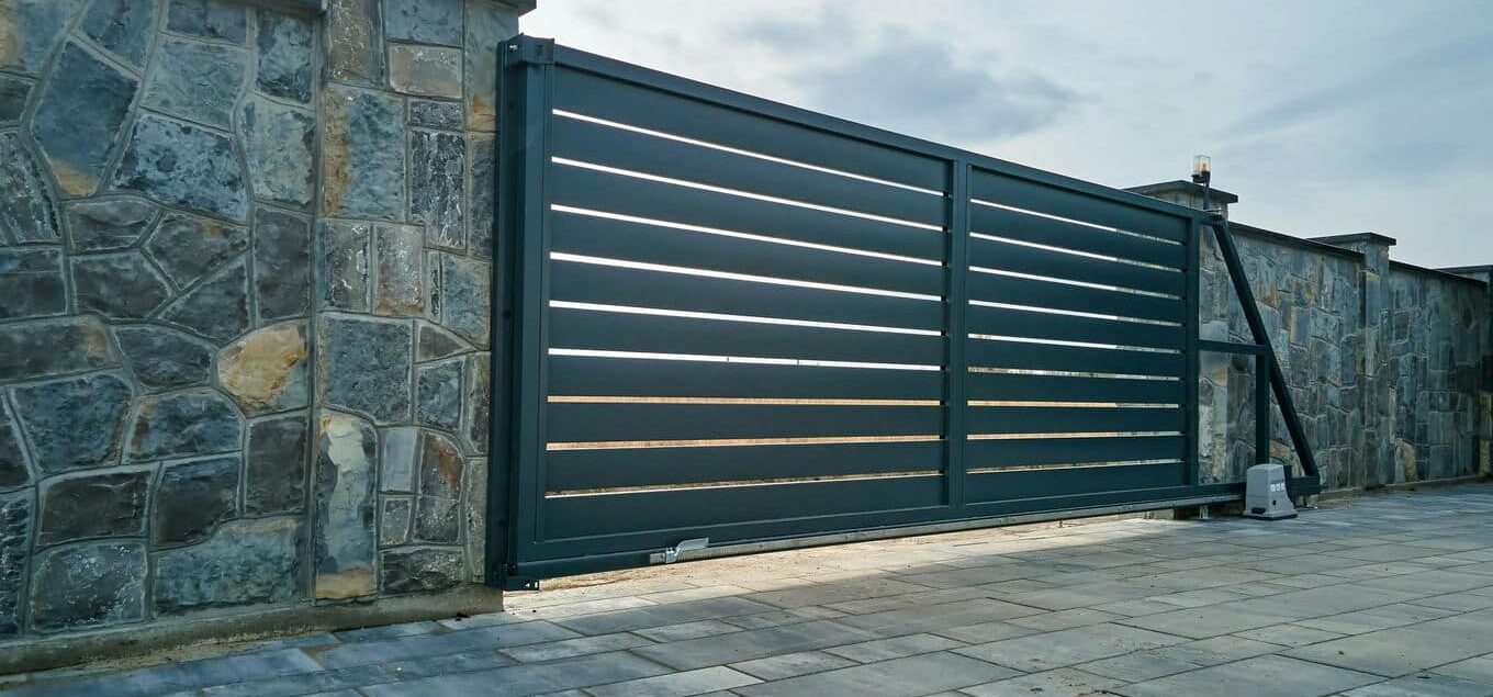 ogrodzenie z automatyczną bramą przesuwną