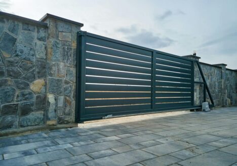 ogrodzenie z automatyczną bramą przesuwną