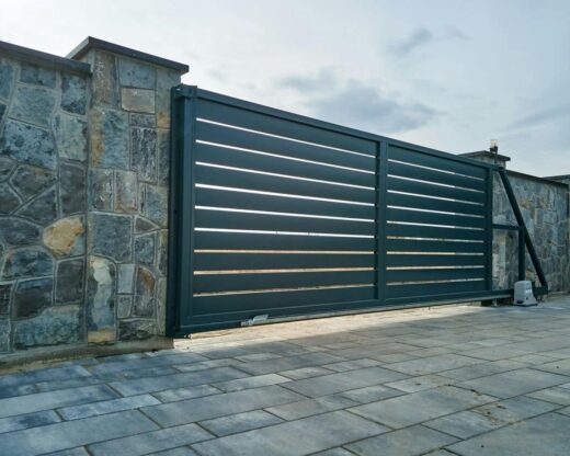 ogrodzenie z automatyczną bramą przesuwną ogrodzenie z automatyczną bramą przesuwną